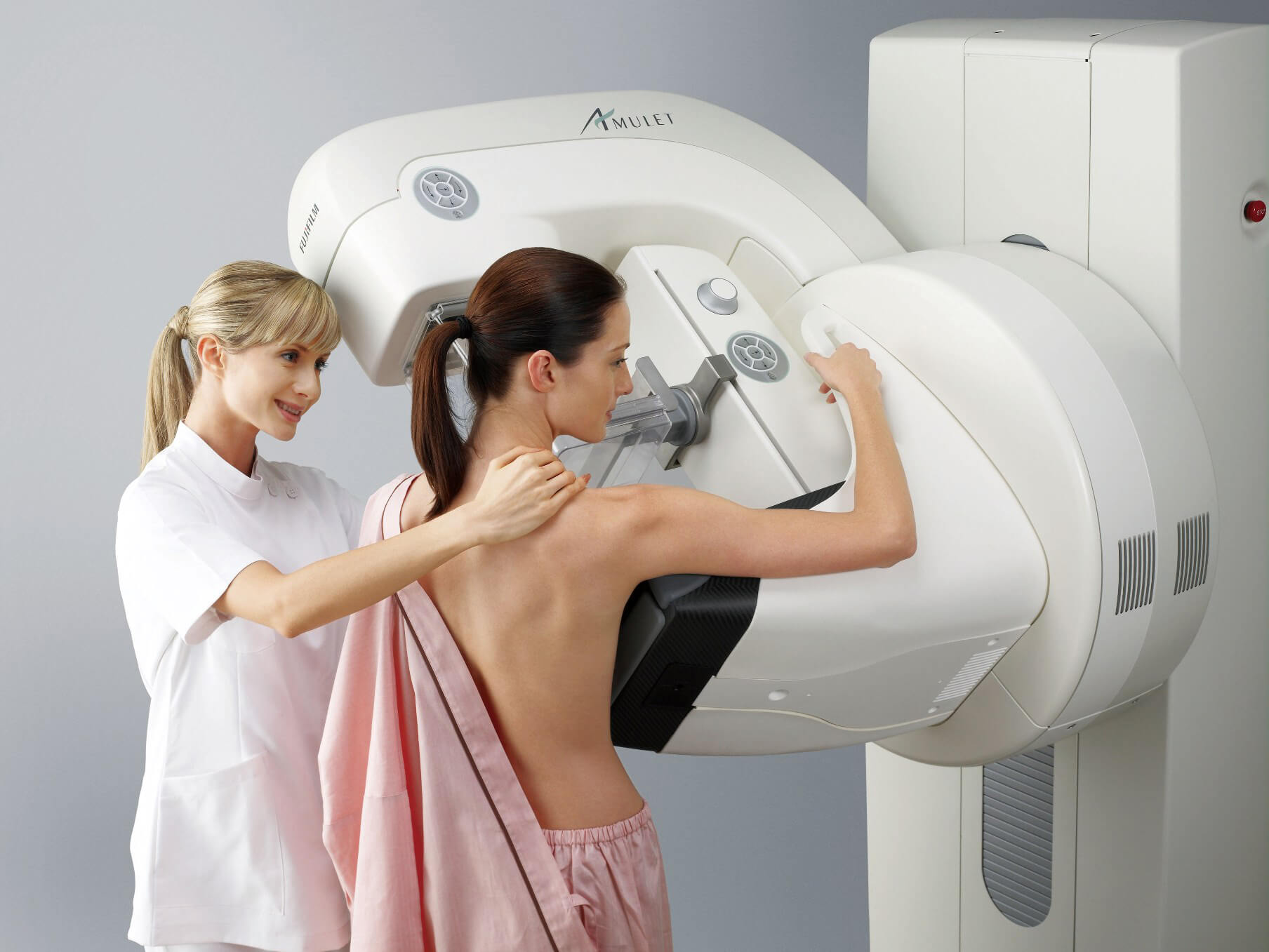 Показать как делают женщин. Эмма маммография. Маммография рентген. Аппарат для маммографии.
