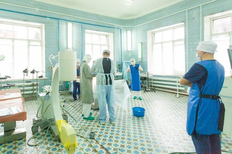 Медицинские работники в свинцовых фартуках Медицинские работники в свинцовых фартуках